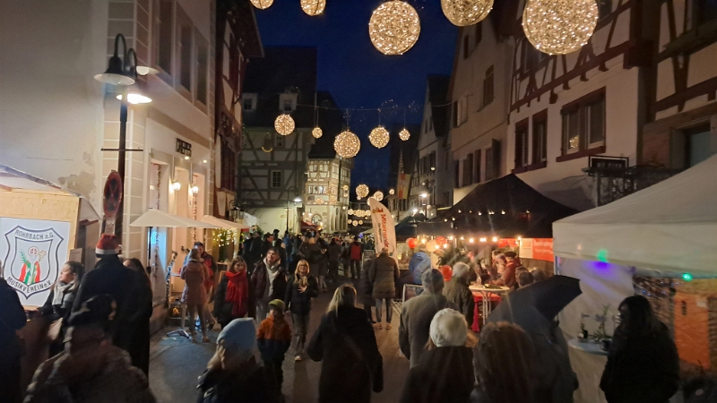 20251206_170637.jpg - Wow, obwohl es hin und wieder regnete sind die Gassen proppenvoll!