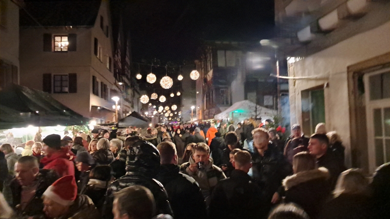 20251206_191233.jpg - ...und nach einigen Glühweinen und Bierchen torkeln wir wieder zum Dixi.