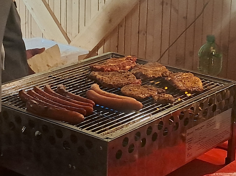 20251206_191940.jpg - Zwischendurch gibts 'nen Steakbrötchen und eine Wurst.
