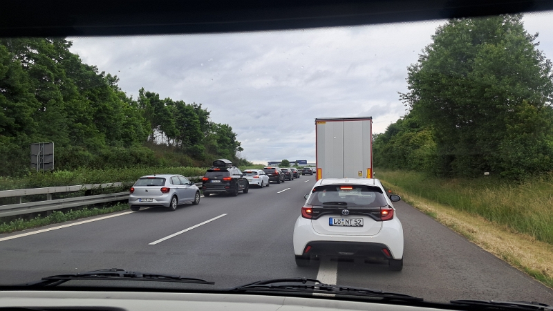 20250606_160605.jpg - Obwohl der Verkehr echt brutal ist, meistert Biene die Fahrt mit Bravur. *STOLZ*