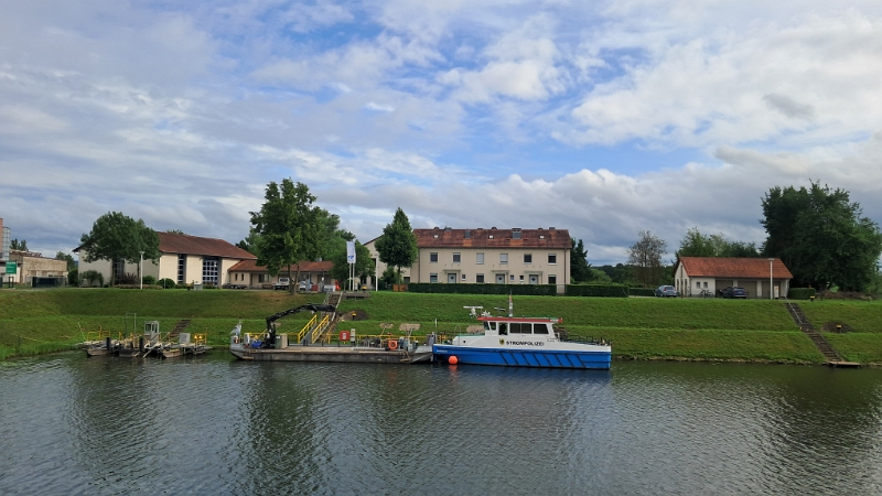 20250606_180857.jpg - Wir fahren um den kleinen Hafen...