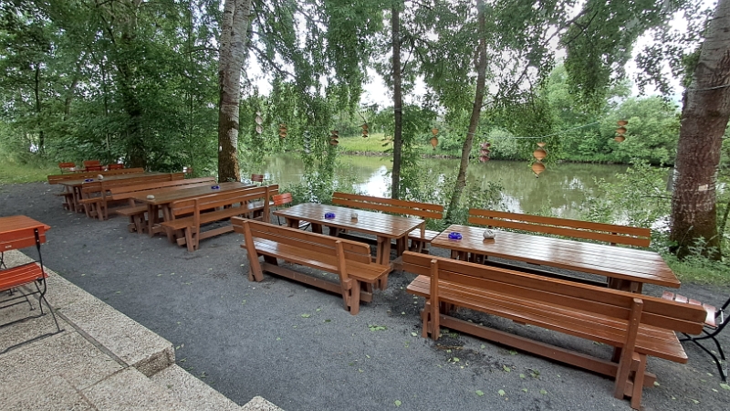 20250606_183025.jpg - Biergartenwetter ist es gerade nicht, darum gehen wir rein.