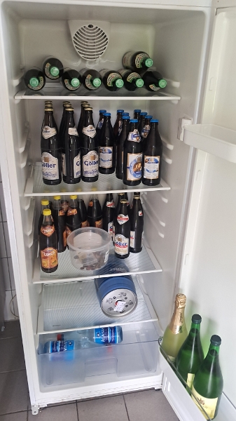 20250607_114007.jpg - Der Kühlschrank ist auch gut gefüllt mit Getränken! ;-)
