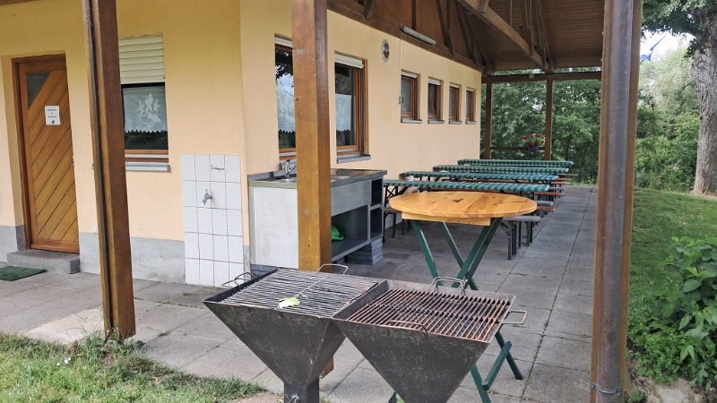 20250607_114040.jpg - Der Stellplatz ist echt gut für Wanderer, Rad- und Motorradfahrer usw. weil es hier Toiletten, Duschen, eine kleine Küche mit Kühlschrank und Herd sowie Koch- und Grillmöglichkeiten gibt.