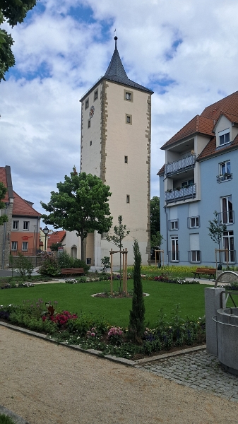20250607_132359.jpg - Nachdem wir etwas am Main entlang gelaufen sind und den "neuen" Stellplatz begutachtet haben kommen wir durch das "untere Tor"...