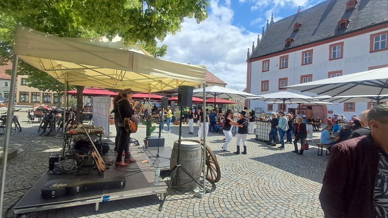 20250607_133259.jpg - Oha, da ist ja mal echt "Programm".Es gibt ein paar "Fressbuden" und hier und da Weinstände...