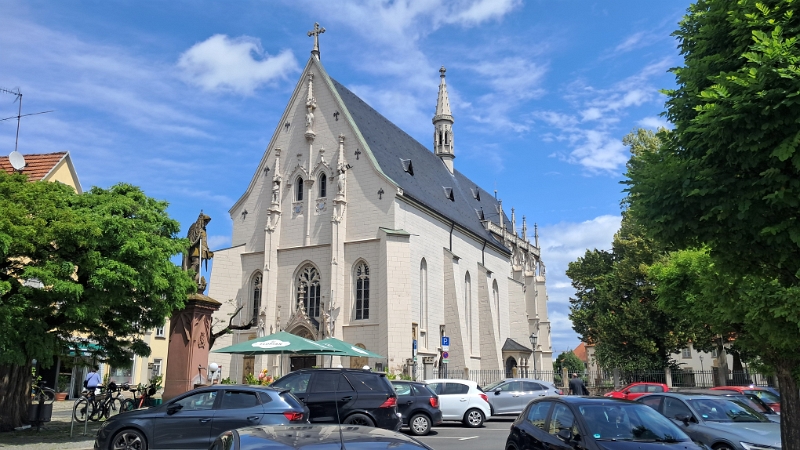 20250607_134425.jpg - ...wir laufen jedoch weiter durch die Stadt und kommen zur Ritterkapelle.