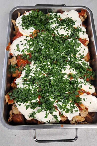 20250607_171108.jpg - Heute macht jeder von uns eine Kleinigkeit zum Abendessen. Uschi & Wolfi machen eine Tomatensuppe, Britta & Dirk machen Pizzatoasts und wir machen einen Iskender Kebab.Ui, das war alles sowas von lecker! *Jammjamm*