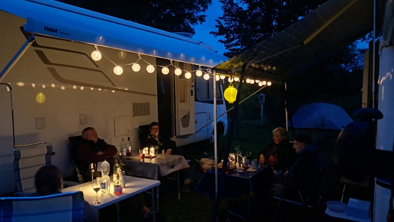20250607_220848.jpg - Den restlichen Abend sitzen wir vor den Womos und "philosophieren" ;-)