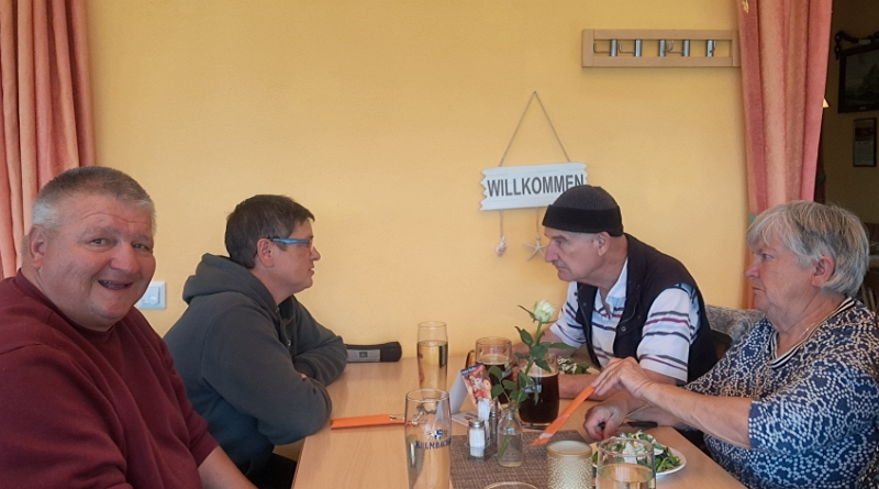 20250608_172336.jpg - Das Essen war wieder sehr lecker!Am nächsten Tag haben wir uns dann auf den Heimweg gemacht. Es war schön mal wieder die Campinggötter zu sehen!Liebe Grüße! ;-)