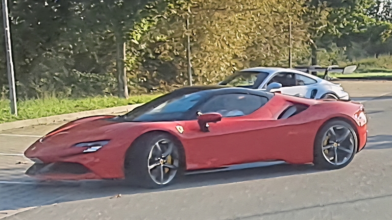 20251011_093358.jpg - In Geinsheim auf dem "Wasgau-Parkplatz" sehen wir schicke "Flitzer".