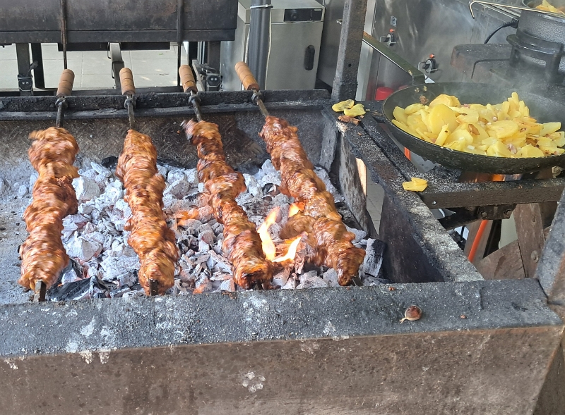 20251011_123345.jpg - Immerhin riecht es saulecker nach gegrillten Fleischspiessen!!! *SABBER*