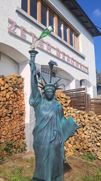 20251011_123814.jpg - Auch cool! Die "Liberty" hebt 'nen Dubbeglas! ;-)