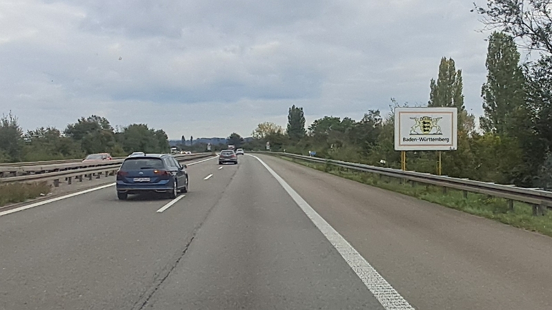 20251012_134702.jpg - ...und wieder zurück! Obwohl es nur ein kurzer "Ausflug" war, war es dennoch sehr schön!Mit neuem Wein, Zwiebelkuchen sowie Saumagen und Leberknödel im Gepäck (und natürlich den Kastanien!) kann man sagen: Typisch Pälzer Wochenende -> CHECK!Bis zum negschdemol, Servus! ;-)