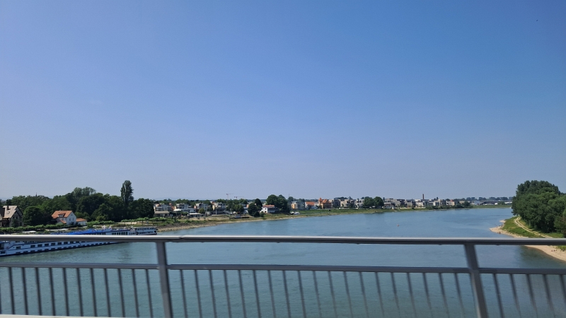 20250613_150605.jpg - Servus! Ein sehr heißes Wochenende steht bevor. Laut Wetterbericht sollen es 34°C werden *UFF*.Ich habe zum Glück einen Platz am Badesee reserviert. :-)Als Biene am Freitag nach der Arbeit eintrifft, starten wir das Dixi und fahren über den Rhein...