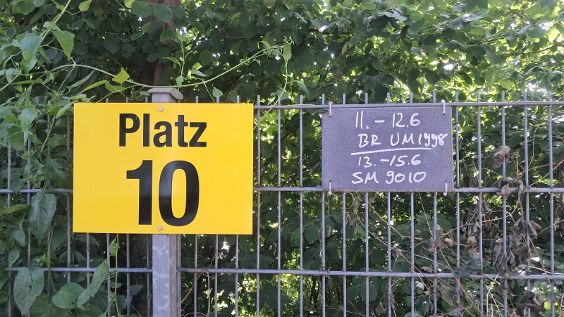 20250613_154402.jpg - Wir werden freundlich vom Platzwart begrüßt und stellen uns auf den Platz Nr.10.