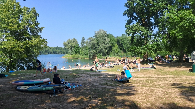 20250613_154514.jpg - Der Badesee ist öffentlich zugänglich und dementsprechend gut besucht.Uns stört das aber recht wenig, wir liegen eh nicht am Strand. Immer mal wieder ins Wasser springen, abkühlen und ein paar "Bahnen" schwimmen...