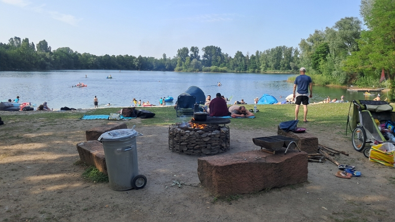 20250613_172451.jpg - ...vorbei an der "Grillerei". Es duftet sooo gut nach Holzkohle! Die "Fachleute" wissen was ich meine! ;-)
