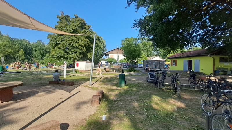 20250613_174350.jpg - Direkt am Platz gibt es Toiletten und Außenduschen.