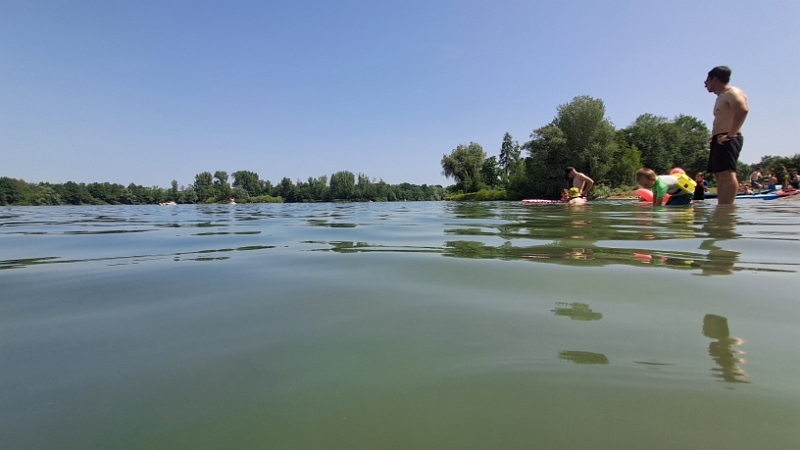 20250614_121152.jpg - ...wobei wir diesmal bis zur kleinen Insel schwimmen wollen.