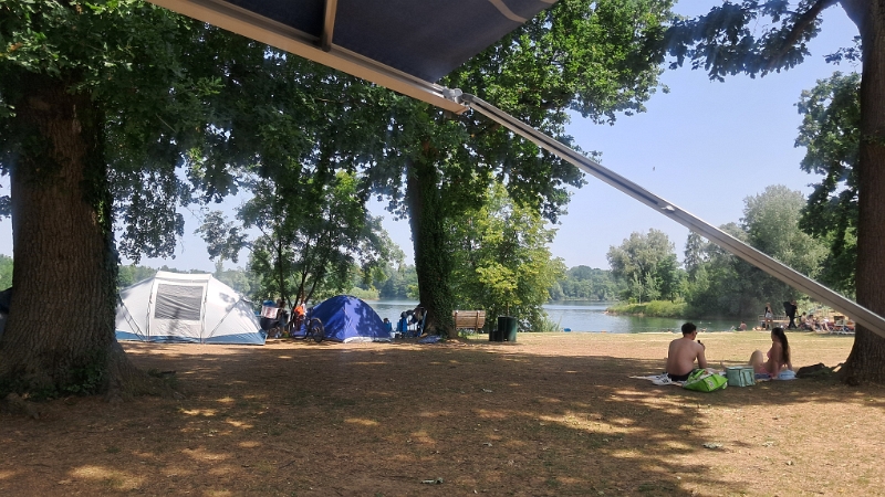 20250614_122118.jpg - Immer wieder springen wir ins Wasser und kühlen uns ab. Dann zurück unter die Markise in den Schatten. ;-)