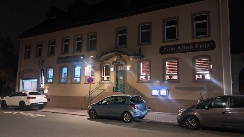 20251114_190548.jpg - ...zum "Alten Fritz" gelaufen, wo wir uns mit Freunden treffen.