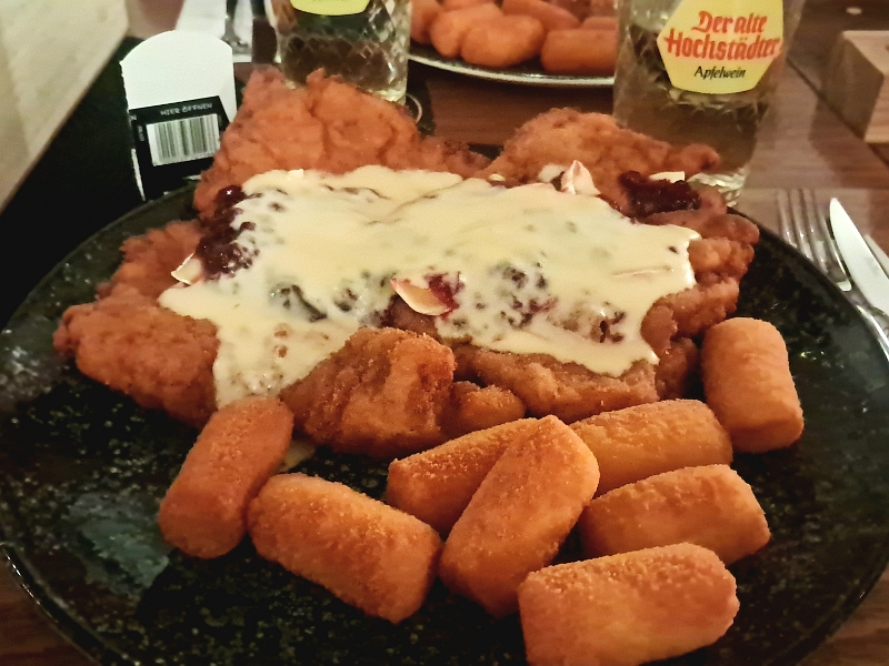 20251114_195408.jpg - Biene hat ein "Pariser Schnitzel" mit Camembert und Preiselbeeren bestellt...