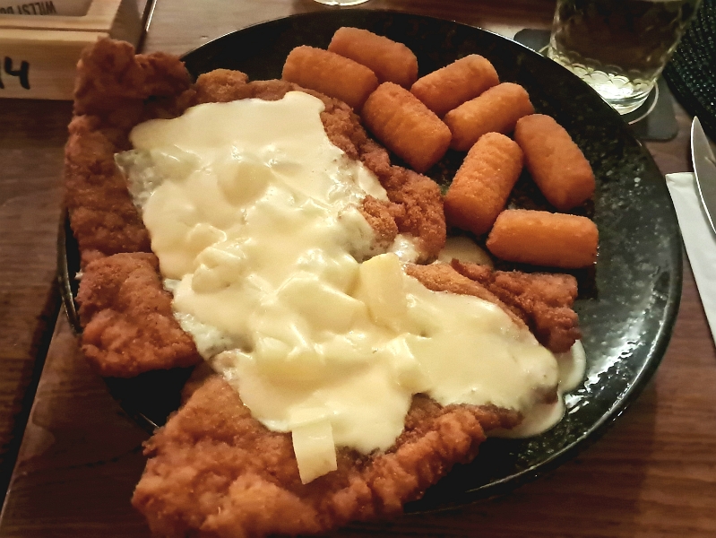 20251114_195431.jpg - ...und ich ein Schnitzel "Hawai".Das sind jeweils die normalen Portionen, es gibt die aber auch in XL und XXL.Gut die Hälfte haben wir uns einpacken lassen, das ist echt zu viel aber saulecker!!!