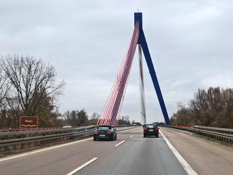 20251115_103850.jpg - ...fahren wir bei Speyer über den Rhein...