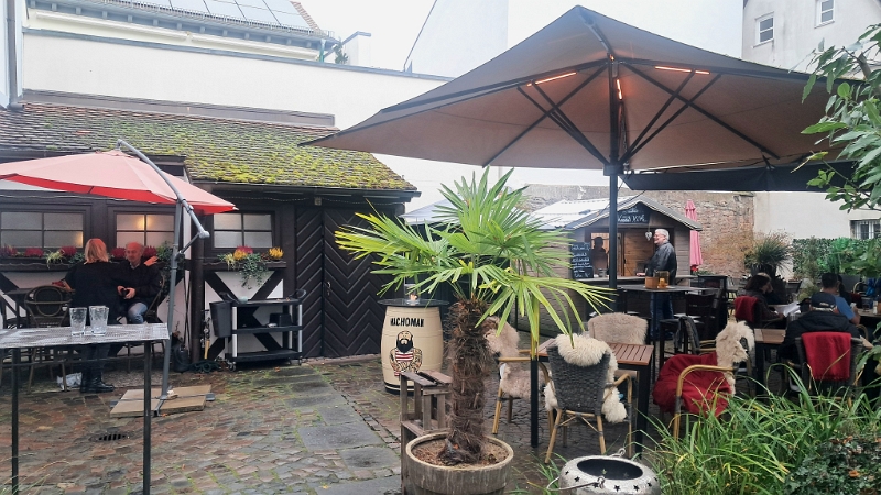 20251115_141949.jpg - ...und entdecken im Hof vom Restaurant "Liebstöck'l"...