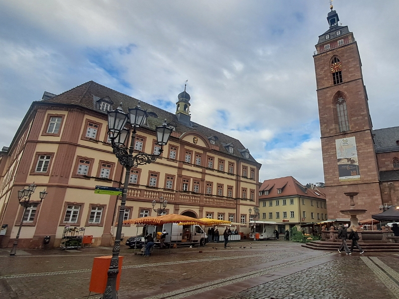 20251115_143056.jpg - ...über den Marktplatz...