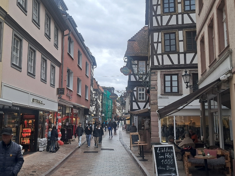 20251115_145721.jpg - ...durch die Fußgängerzonen.