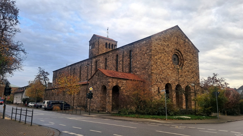 20251115_154221.jpg - An der St.-Josefs-Kirche vorbei kommen wir zurück zum Dixi wo wir erstmal eine große kalte Weinschorle pitschen.Den restlichen Tag chillen wir auf der Couch und relaxen.