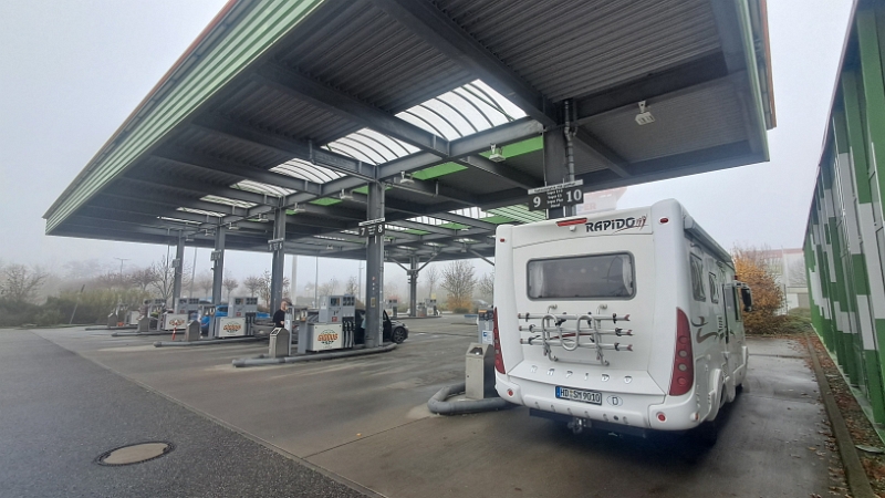 20251116_124311.jpg - Beim Globus in Ludwigshafen-Oggersheim machen wir den Tank voll...