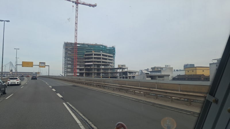 20251116_131947.jpg - ...und machen uns weiter auf den Heimweg. In Ludwigshafen kommen wir am Rathauscenter vorbei, was gerade abgerissen wird.