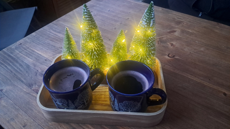 20251116_164707.jpg - Am Abend sitzen wir dann mit dicken Klamotten auf dem Balkon und genießen einen "Weihnachtsmarkt-To-Go" :-)Ich sach dann mal wieder zum Abschied leise "Servus". Bis demnächst... ;-)