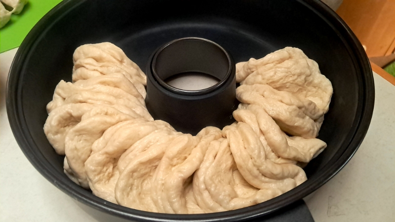 20250517_170512.jpg - Nach 3 Stunden "geblubbel" sind wir nun wieder im Dixi. Zum Abendessen wollen wir ein Knoblauch-Falten-Brot backen...