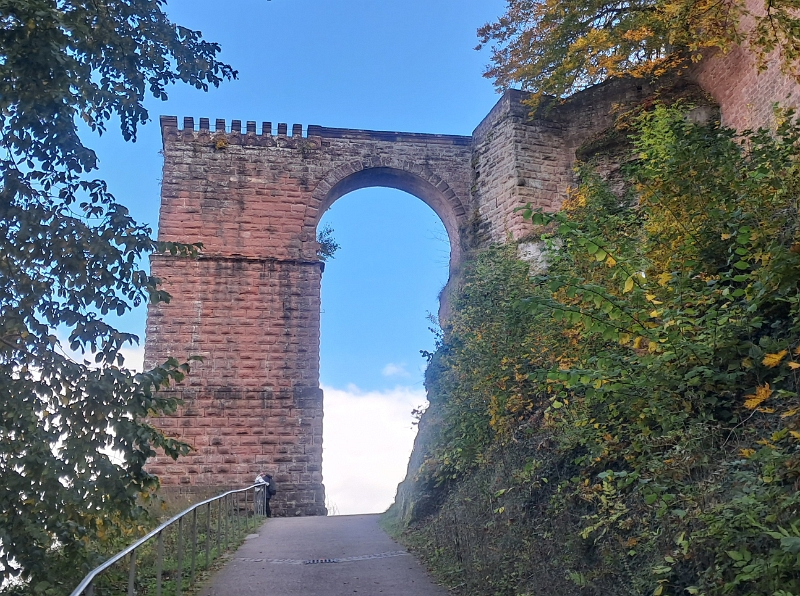20251018_143058.jpg - Wir laufen, natürlich wieder steil bergauf, hoch zum "Endgegner", die Reichsburg Trifels.