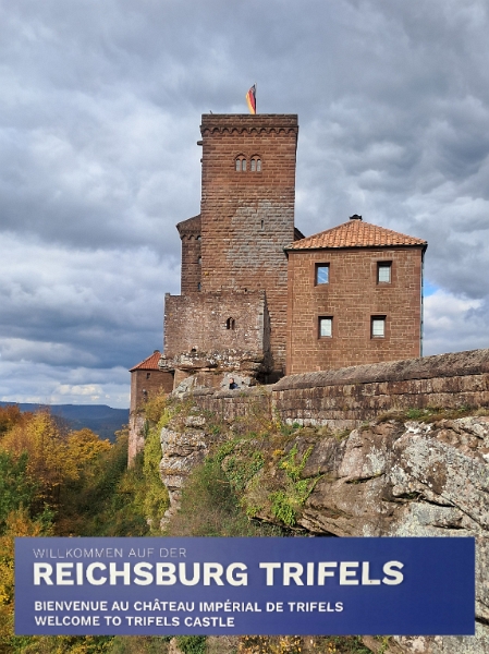 20251018_144322.jpg - ...und erkunden nun die Burg.