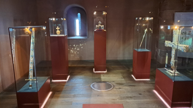20251018_150654.jpg - In der Schatzkammer wurde die Reichsinsignien wie Krone, Zepter und Reichsapfel aufbewahrt.Heute sind hier natürlich nur Nachbildungen. 
