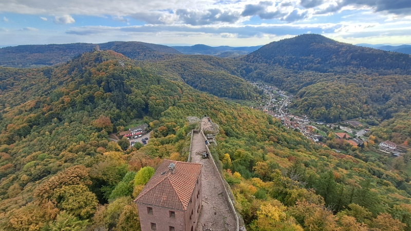 20251018_151018.jpg - Vom Turm der Burg haben wir einen gigantischen Ausblick!