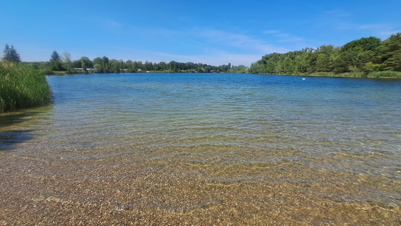 20250618_160438.jpg - Alles klar, keine 5 Minuten nach Ankunft springen wir hier ins Wasser und kühlen uns ab. Das tut ja soooo gut!!! Meiner Schulter tut die Bewegung im Wasser eh gut, somit ist das mehr als nur gut, also supergut! *laaaber*