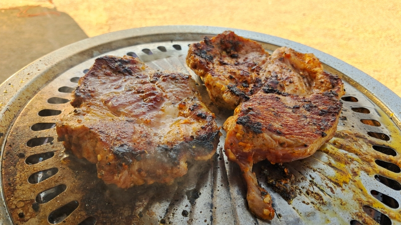 20250618_183640.jpg - ...legen wir ein paar Steaks auf den Grill...