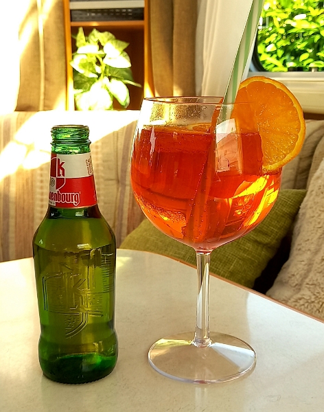 20250619_171835.jpg - Wieder im Dixi zurück müssen wir uns etwas runterkühlen!PS: Das neue Aperol-Glas funktioniert! ;-)