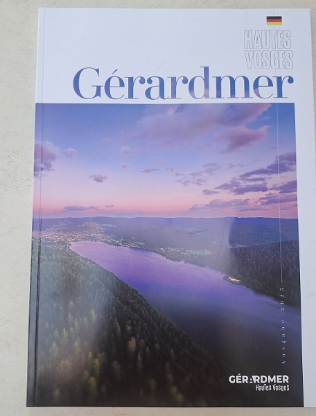 20250619_172403.jpg - Im Tourismusbüro habe ich mir ein echt interessantes Heft über den Ort mitgenommen.