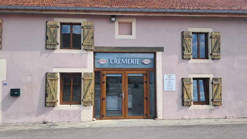 20250621_103957.jpg - Gegenüber gibt es einen "Outlet-Store" bzw. die "Crémerie". ;-)