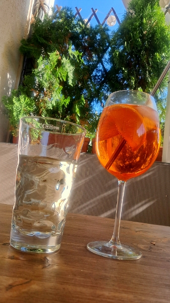 20250622_173343.jpg - Jetzt legen wir etwas auf dem Balkon die Füße hoch. ;-)Bis zum nächsten mal ->  Aurevoir.