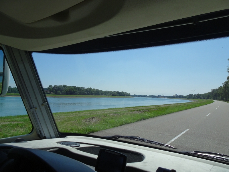 DSC06441.JPG - Nun fahren wir noch ein paar Kilometer am Rhein entlang...