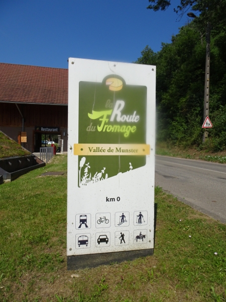 DSC06504.JPG - Hier startet übrigens auch die Route du Fromage!