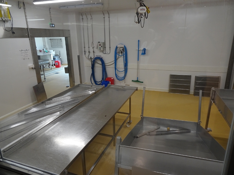 DSC06525.JPG - Nun sehen wir, wo bzw. wie, der Käse hier in der "Fromagerie" hergestellt wird.